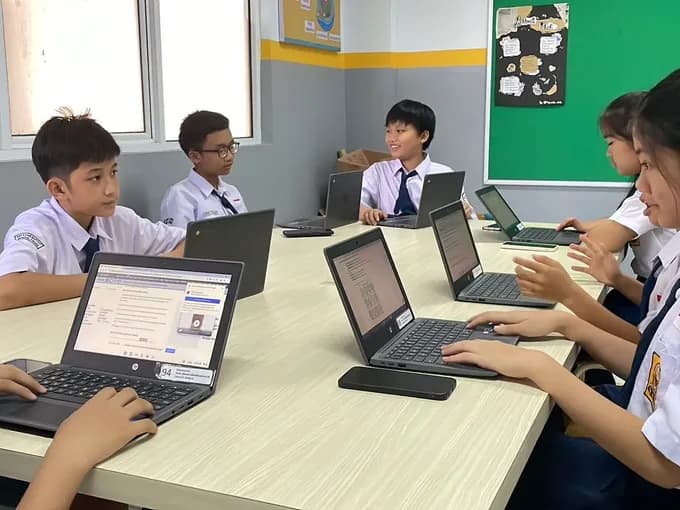 Siswa Kasih Baptist menggunakan perangkat digital untuk belajar bersama
