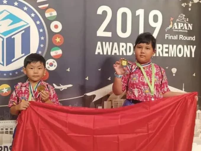 Dua siswa Kasih Baptist membawa medali dan bendera Indonesia pada final WMI 2019 di Jepang