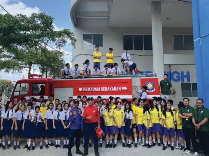 Dokumentasi sekolah: Mengenal keselamatan bersama petugas pemadam kebakaran