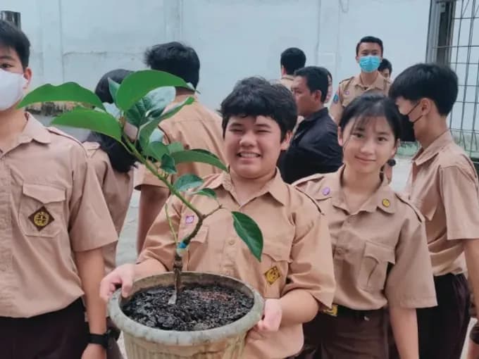 Dokumentasi sekolah: Satu pohon, satu langkah merawat bumi