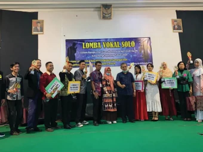 Dokumentasi sekolah: Guru Kasih Baptist berprestasi dalam peringatan Hari Guru