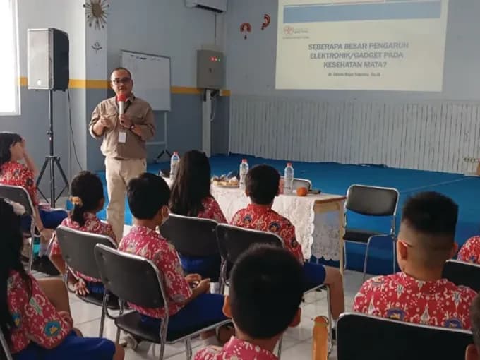 Dokumentasi sekolah: Bertanya tentang kesehatan mata, langsung kepada dokter