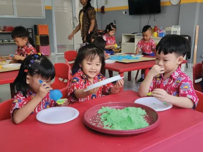 Dokumentasi sekolah: Mencoba, merasakan, dan bergerak