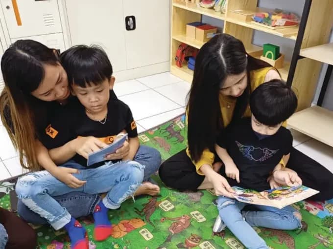 Anak dan orang tua membaca buku bersama dalam Gernas Baku