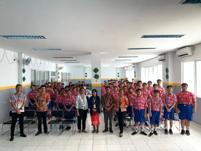 Keluarga besar guru dan staf Sekolah Kasih Baptist