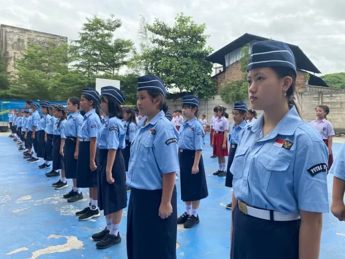 Siswa Kasih Baptist berlatih bersama The Boys’ Brigade di halaman sekolah
