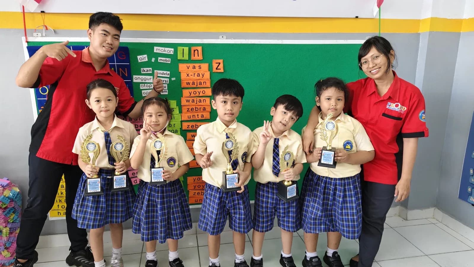 Siswa TK Kasih Baptist bersama guru dan penghargaan mereka