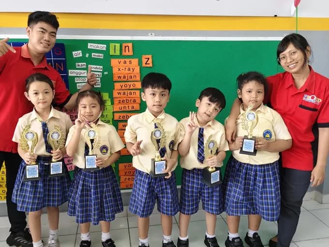Siswa TK Kasih Baptist bersama guru dan penghargaan mereka