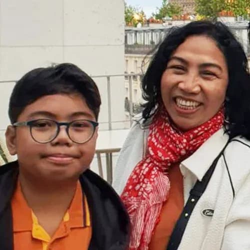 Ravalino bersama orang tua, keluarga siswa SMP Kasih Baptist