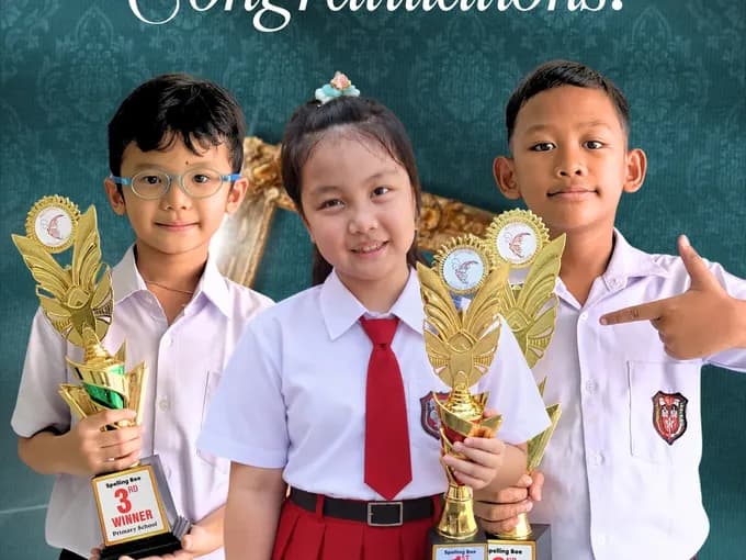 Siswa SD Kasih Baptist membawa piala juara I, II, dan III Spelling Bee